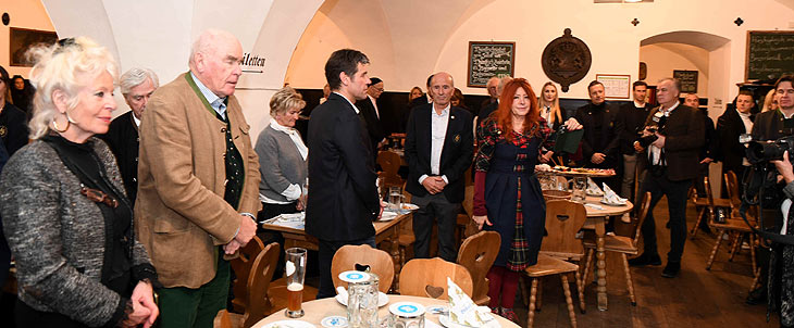 Julia Fleschenberg / Peter Hubert ( Wirt Bräustüberl ) / Anke Huber / Peter Heidecker ( Winzer Weinwelt Römmert ) / Neujahrsempfang des "Eagles Charity Golf Club"  im Herzoglichen Bräustüberl Tegernsee am 15.01.2023 / ©Foto:Schneider-Press/W.Breiteneicher 